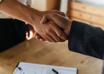 Pazarlıkta Satıcı mı, Alıcı mı Daha Avantajlı?